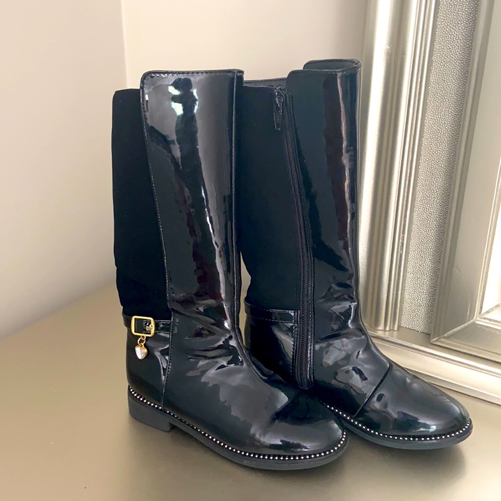 Shiny black boots 👢